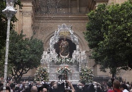 La Virgen de la Victoria, en su antiguo trono, que será sustituido por uno de madera.