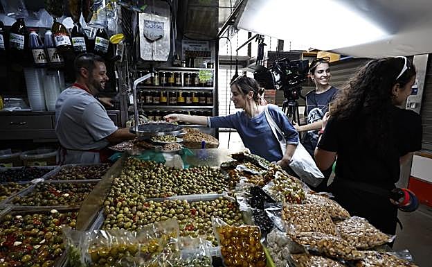 Una de las escenas, en la que Laura, la protagonista, interacciona con el Cristóbal, que regenta un puesto en Atarazanas.