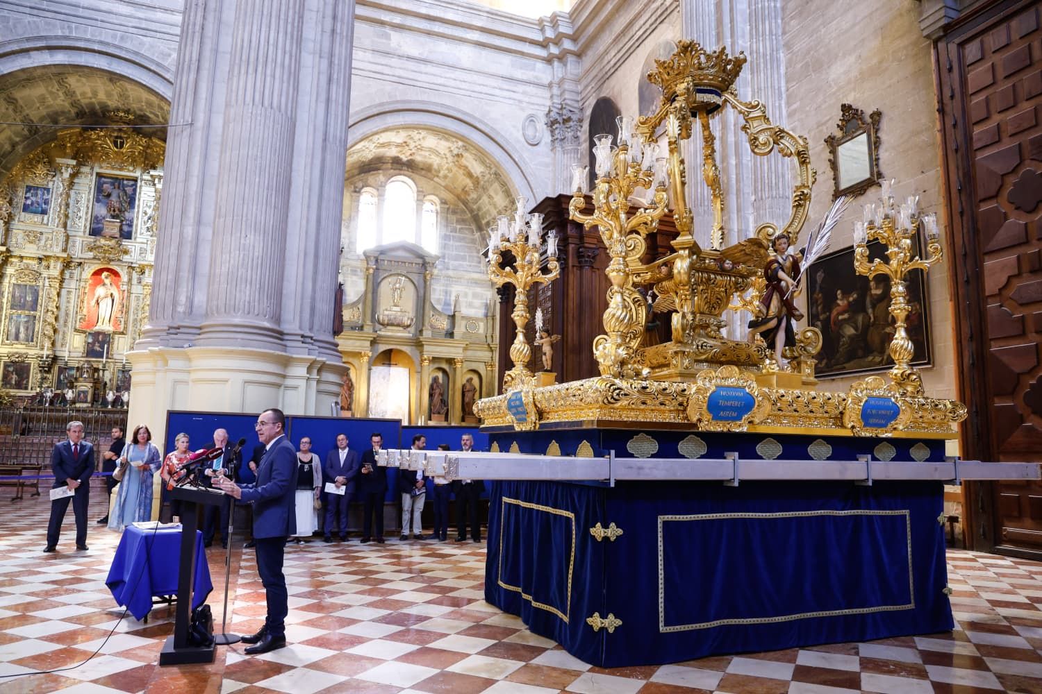 El nuevo trono procesional para la Virgen de la Victoria, en imágenes