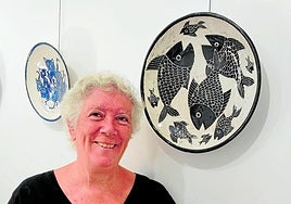 Lola Alcántara, junto a algunas de sus obras.::