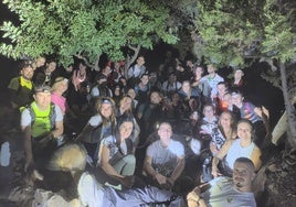 Tomillero, en primer término, junto a parte del grupo en una actividad de senderismo nocturno.