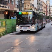 Un autobús de la EMT sube por la calle Victoria, tras la reapertura al tráfico.