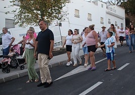 Vecinos de Alhaurín el Grande recorren la renovada calle Ollerías.