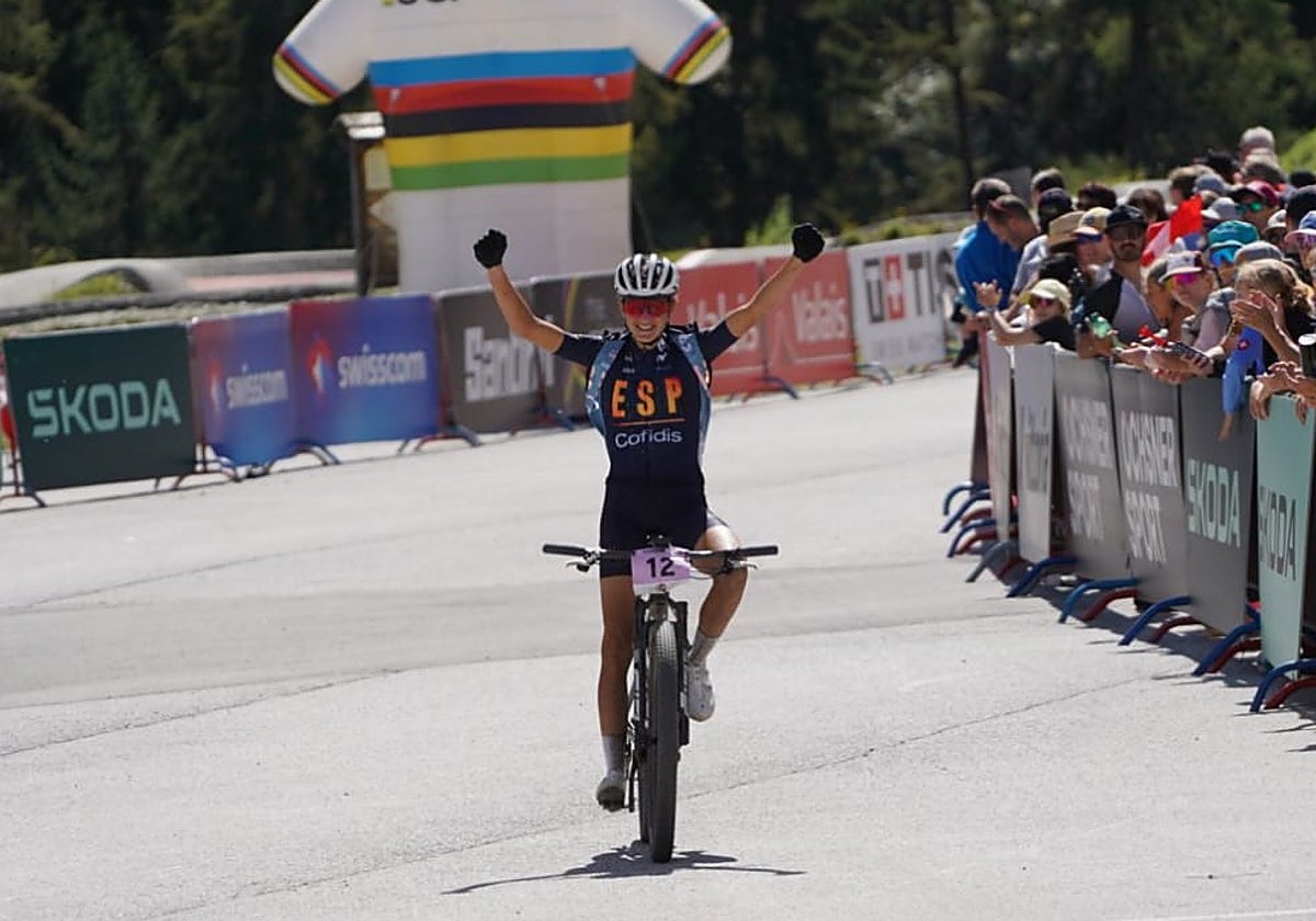 Natalia Fischer acaricia las medallas del Mundial y concluye cuarta en Suiza