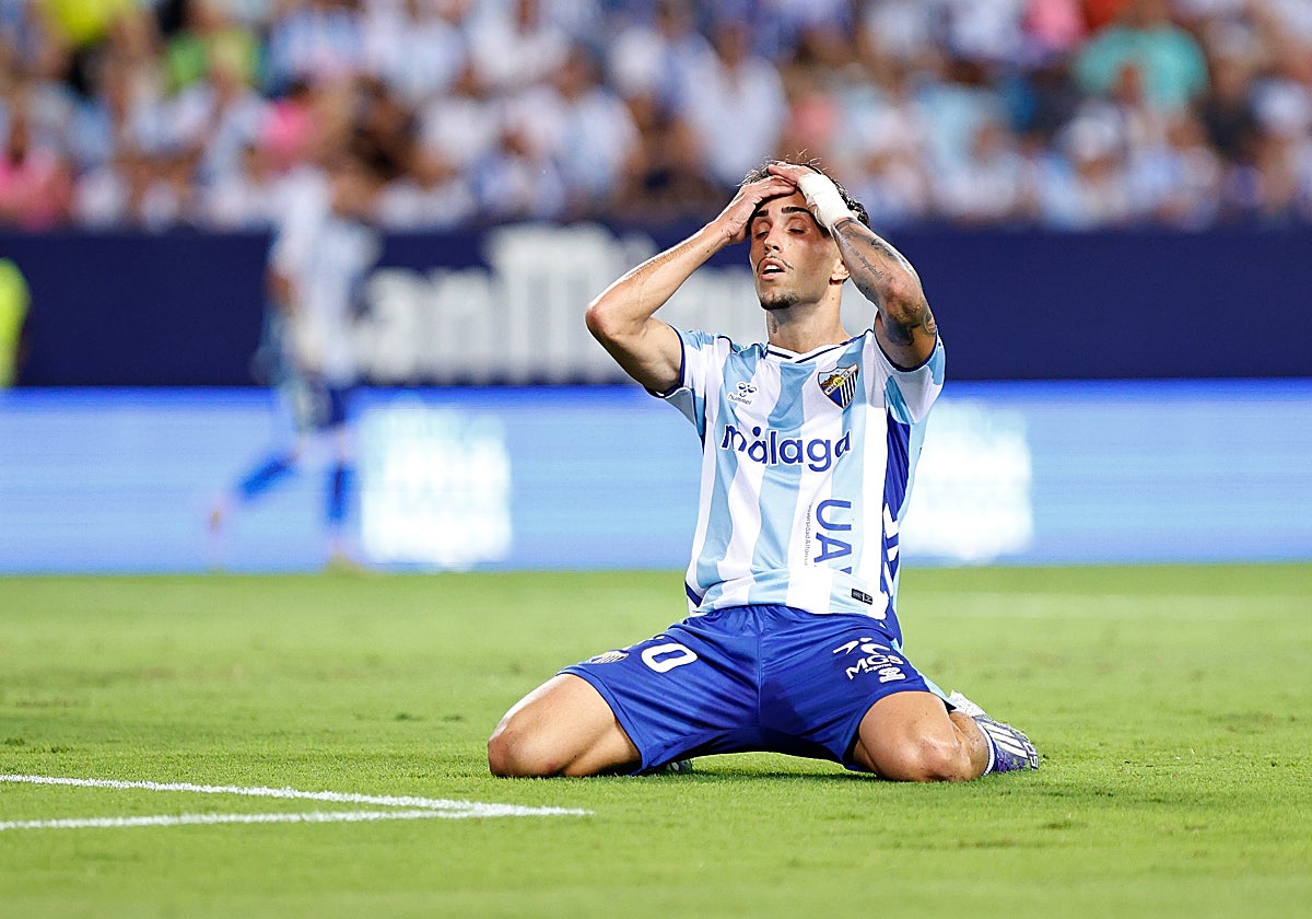 Larrubia se lamenta tras errar una ocasión clara en el partido frente al Granada.