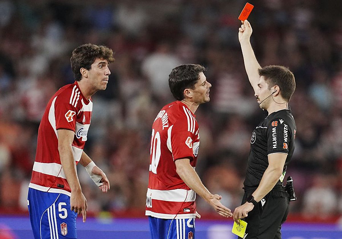 El árbitro expulsa a Manu Lama, jugador del Granada, en la primera jornada liguera.