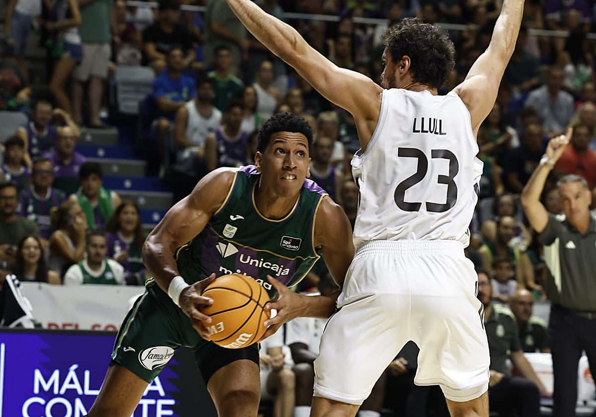 Tyson Pérez intenta zafarse de Llull.