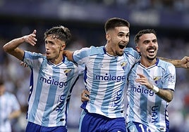 Larrubia, Chupete y Joaquín celebran el segundo tantro del Málaga al Granada, fruto de una triangulación entre los tres.