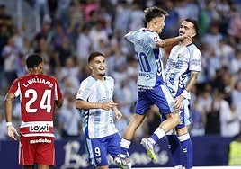 Larrubia y Joaquín celebran el segundo tanto malaguista del sábado.