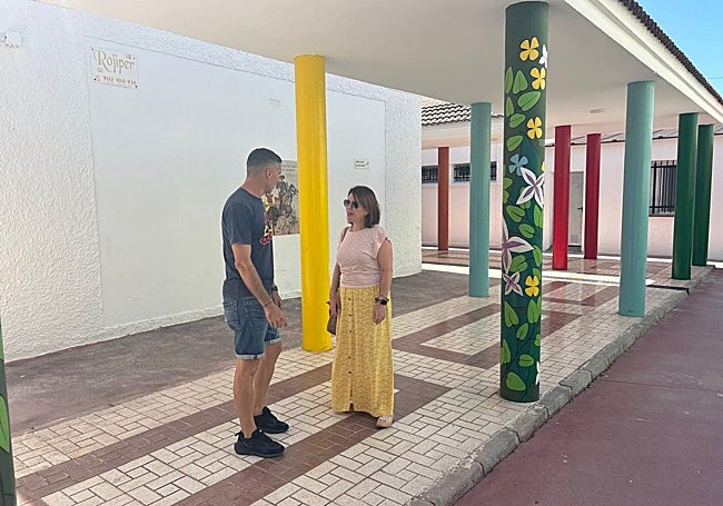 El concejal de Servicios Operativos y teniente de alcalde de Algarrobo, Sergio Cotilla, y la concejala de Educación, María Isabel García, en la visita al CEIP José Gil López.