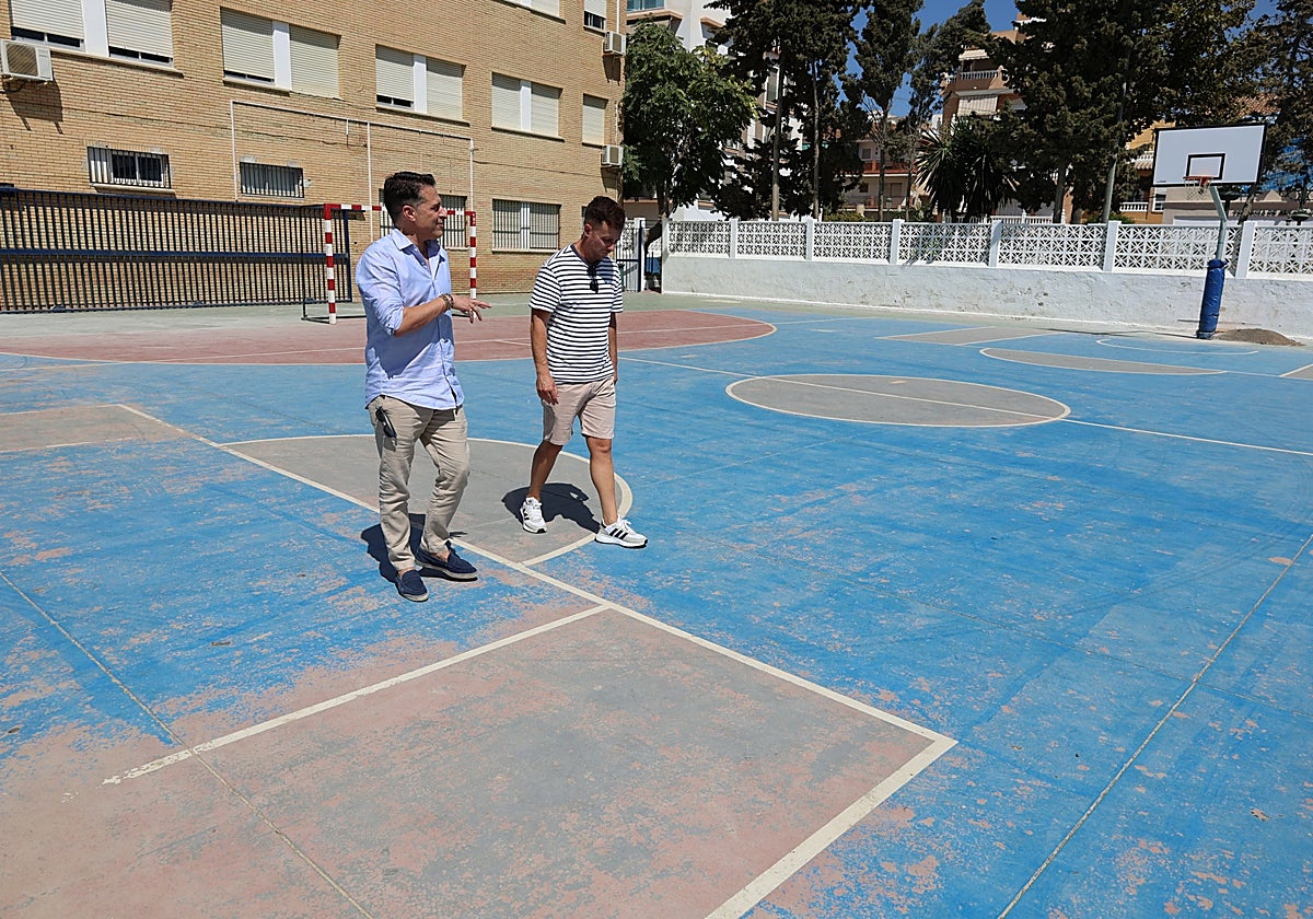 El alcalde de Torrox y el concejal de Deportes, en la visita a uno de los centros.