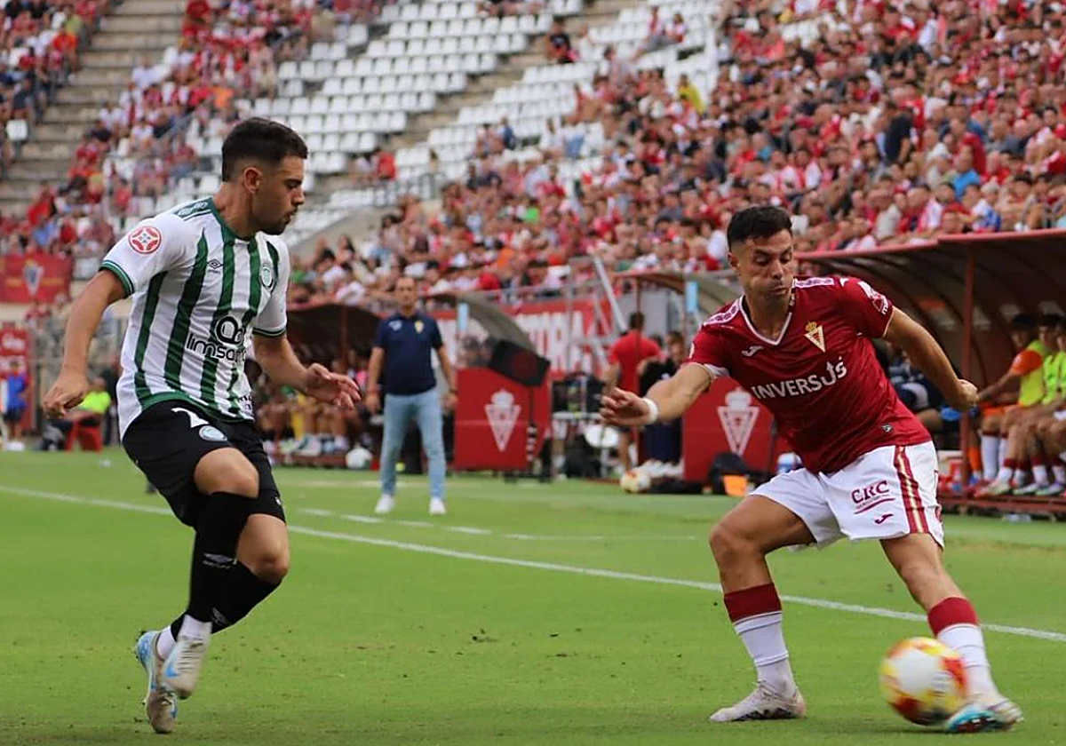 Edu López trata de impedir un centro de Álvaro Bustos en el Murcia-Torremolinos.