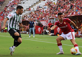 Edu López trata de impedir un centro de Álvaro Bustos en el Murcia-Torremolinos.