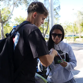 Adrián Niño firma un autógrafo, a su llegada a la concentración de la sub-21 en Las Rozas (Madrid).