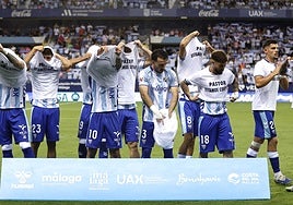 Puga (dorsal '3') se quita la camiseta de recuerdo a Álex Pastor, tras su lesión, antes del partido.