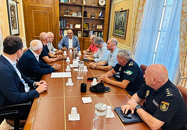 Imagen de la reunión de trabajo en el Ayuntamiento veleño.