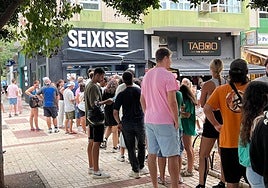 Decenas de personas han acudido a la llamada de Seixis por su inauguración.