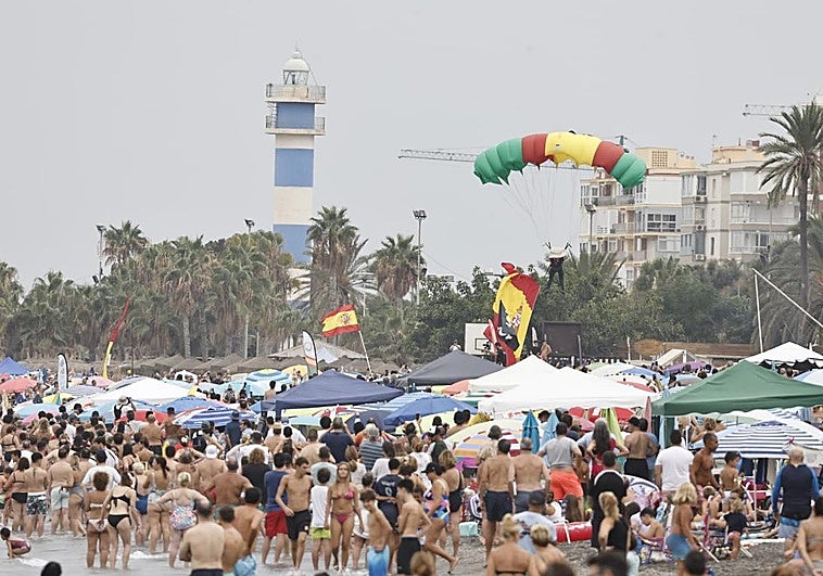 Miles de personas se citan en las playas de Torre del Mar para ver las acrobacias de los aviones