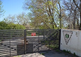 Imagen del acceso principal a la Villa Turística de Periana, que lleva cerrada desde 2003.