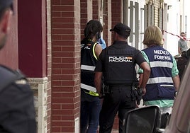 Agentes y miembros de la investigación, en el domicilio donde fue hallada la víctima.