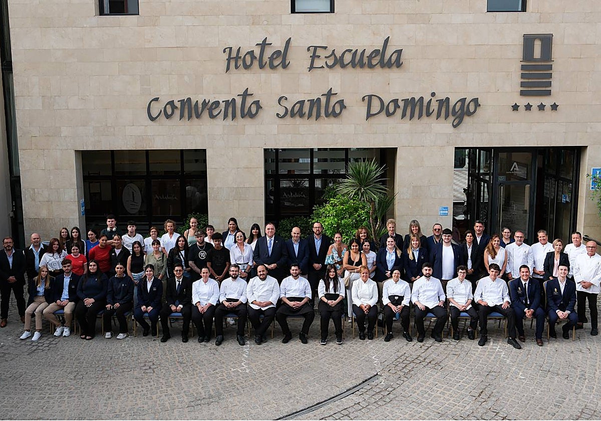 Foto de familia del inicio de curso en el Hotel Escuela Convento Santo Domingo de Archidona.