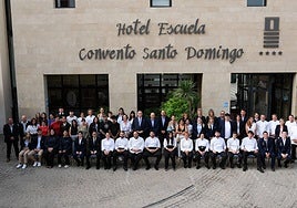 Foto de familia del inicio de curso en el Hotel Escuela Convento Santo Domingo de Archidona.