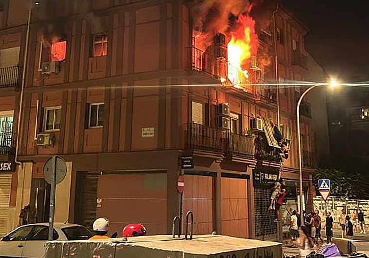 Vecinos salen del edificio descolgándose por un balcón.