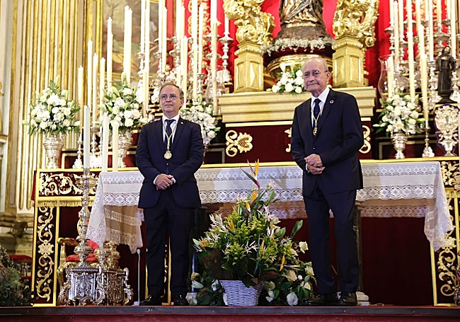 El hermano mayor de la Victoria, Miguel Orellana, junto al alcalde de Málaga, Paco de la Torre,
