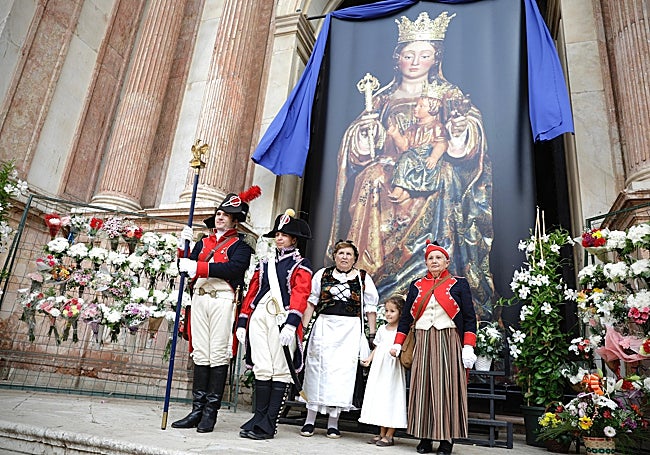 Miembros de la Asociación Teodoro Reding, en la ofrenda floral a la Patrona de Málaga.