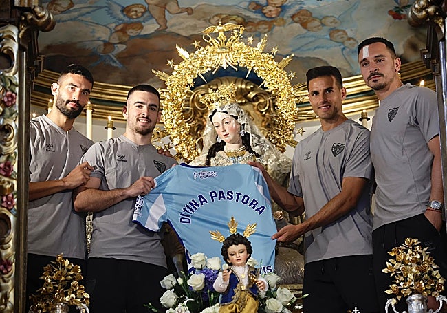 Galilea, Ramón, Luismi y Alfonso Herrero (los cuatro capitanes), en la ofrenda a la Divina Pastora.