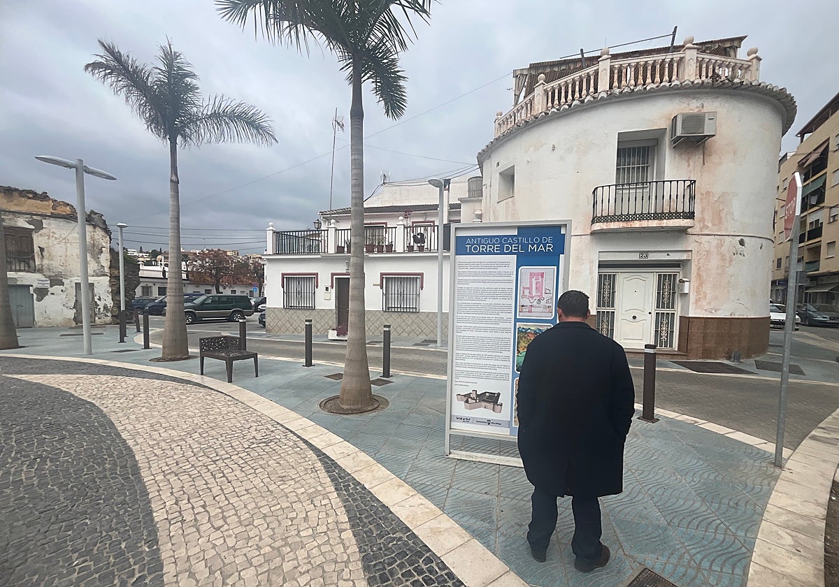 Imagen de la plaza de la Axarquía de Torre del Mar, donde se ubican los restos del antiguo castillo.