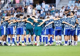 La piña de la plantilla del Málaga (titulares y suplentes, salvo lesionados), antes del partido del sábado ante el Granada.
