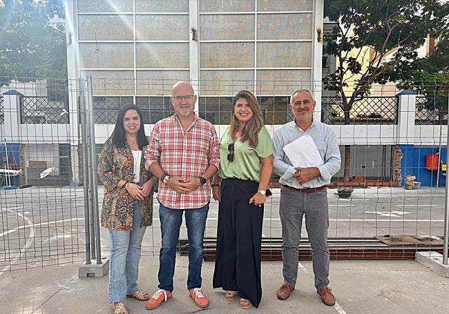 Ediles de Vélez-Málaga, en la visita al colegio Blas Infante de Torre del Mar.
