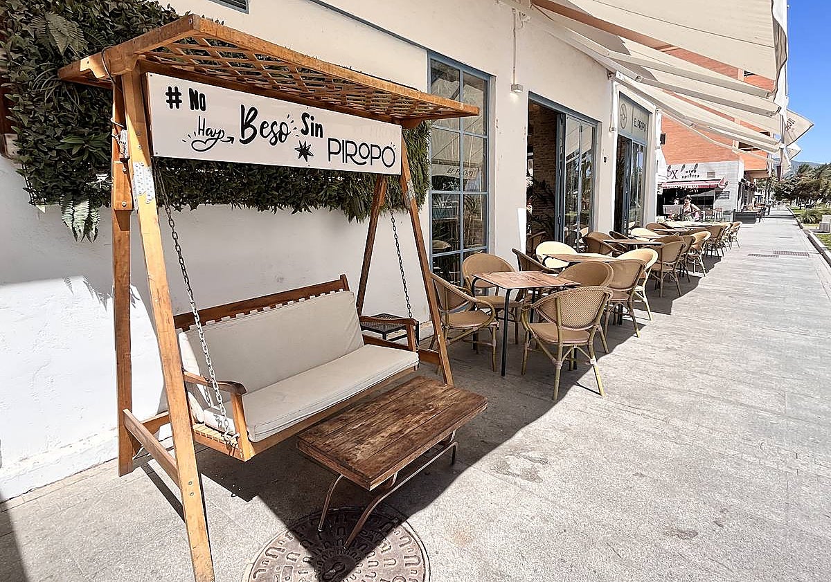 Imagen principal - Arriba, terraza del restaurante, con el columpio-photocall. Abajo, ensaladilla rusa y mousse de yogur con mango.