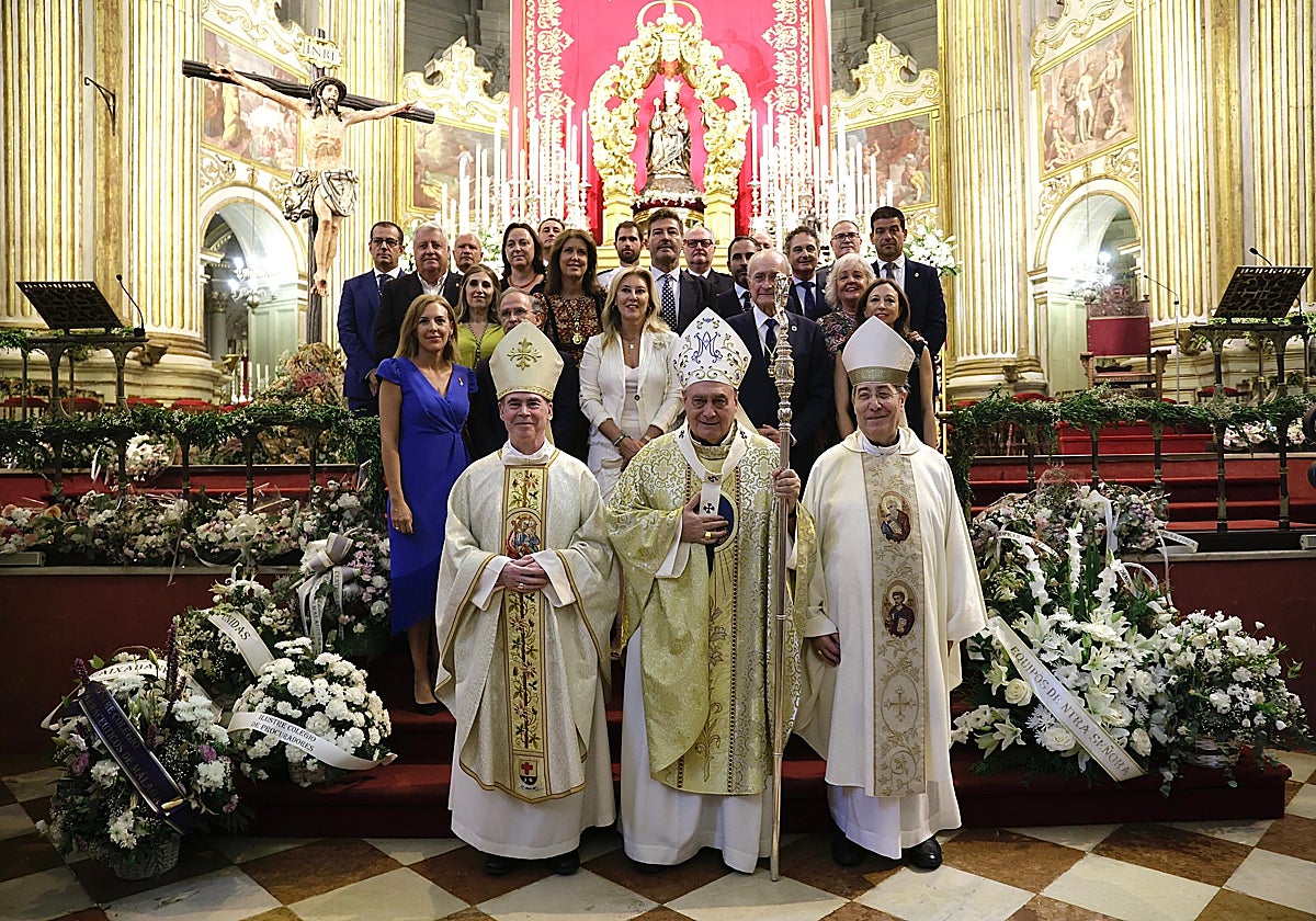 El arzobispo de Granada, en el centro, presidió la misa estacional dedicada a la Patrona de Málaga.