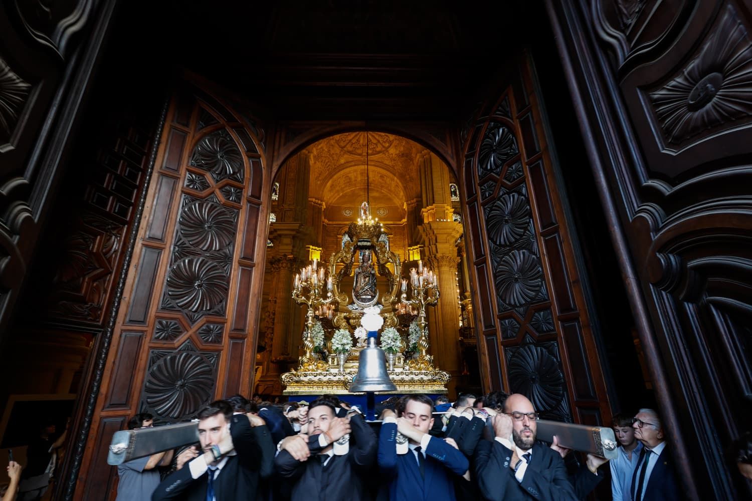 La procesión de la Virgen de la Victoria, en imágenes