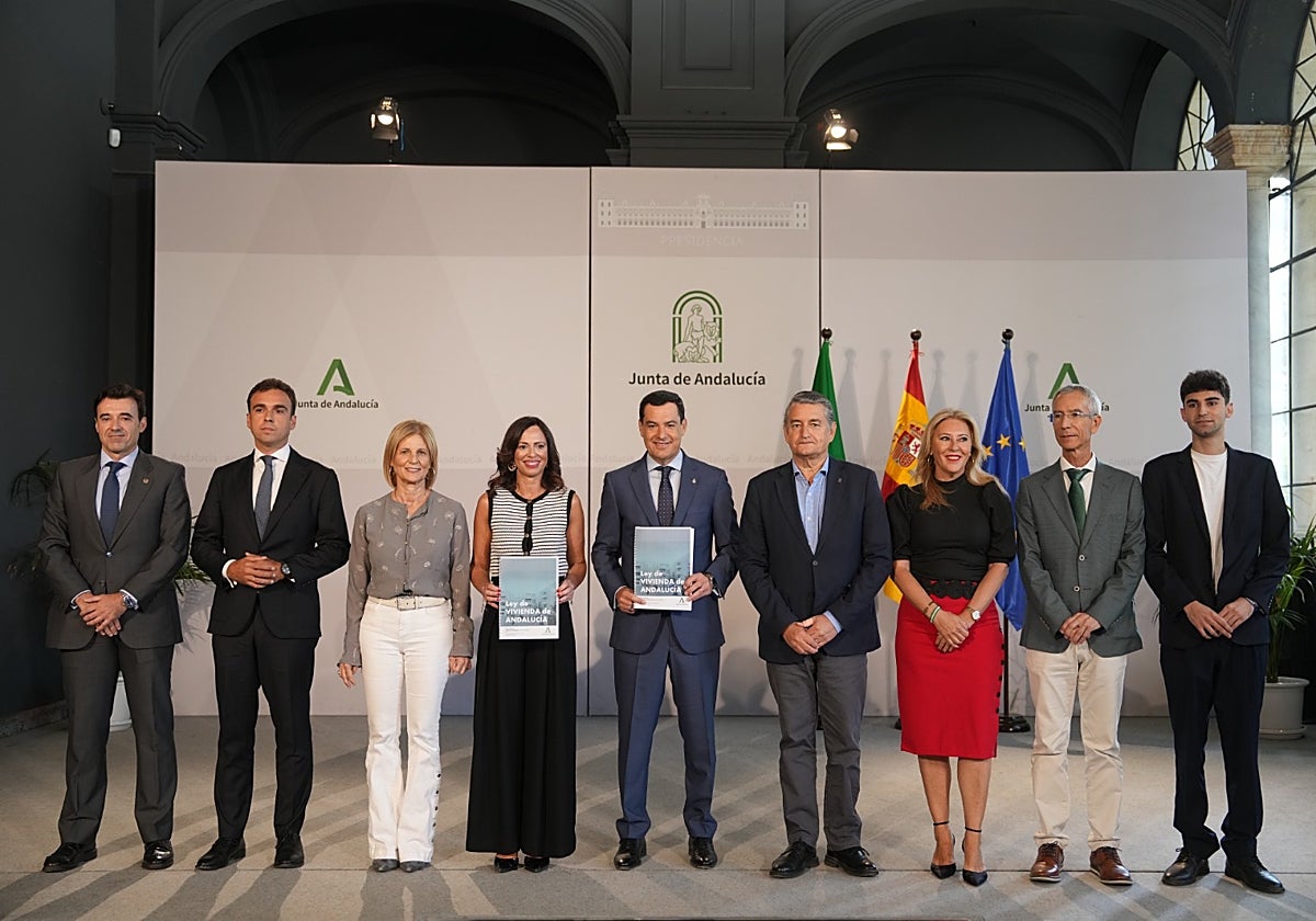 Foto de familia de la presentación del proyecto de ley.