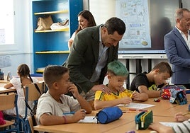 Juanma Moreno durante su visita ayer al CEIP Los Llanos de Almonte.