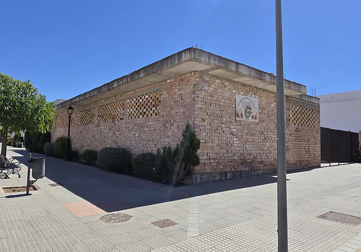 Edificio de la calle Acacias de Sierra de Yeguas donde se desarrollan las obras del futuro Centro de Estancia Diurna para personas mayores.