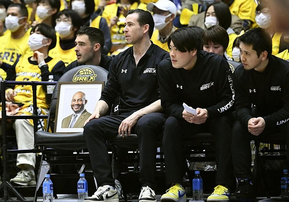 La fotografía de Kevin Braswell en la silla de primer entrenador en el banquillo de los Utsunomiya Brex.