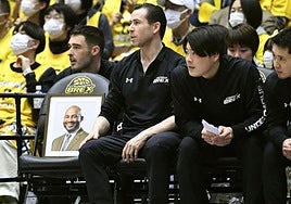 La fotografía de Kevin Braswell en la silla de primer entrenador en el banquillo de los Utsunomiya Brex.