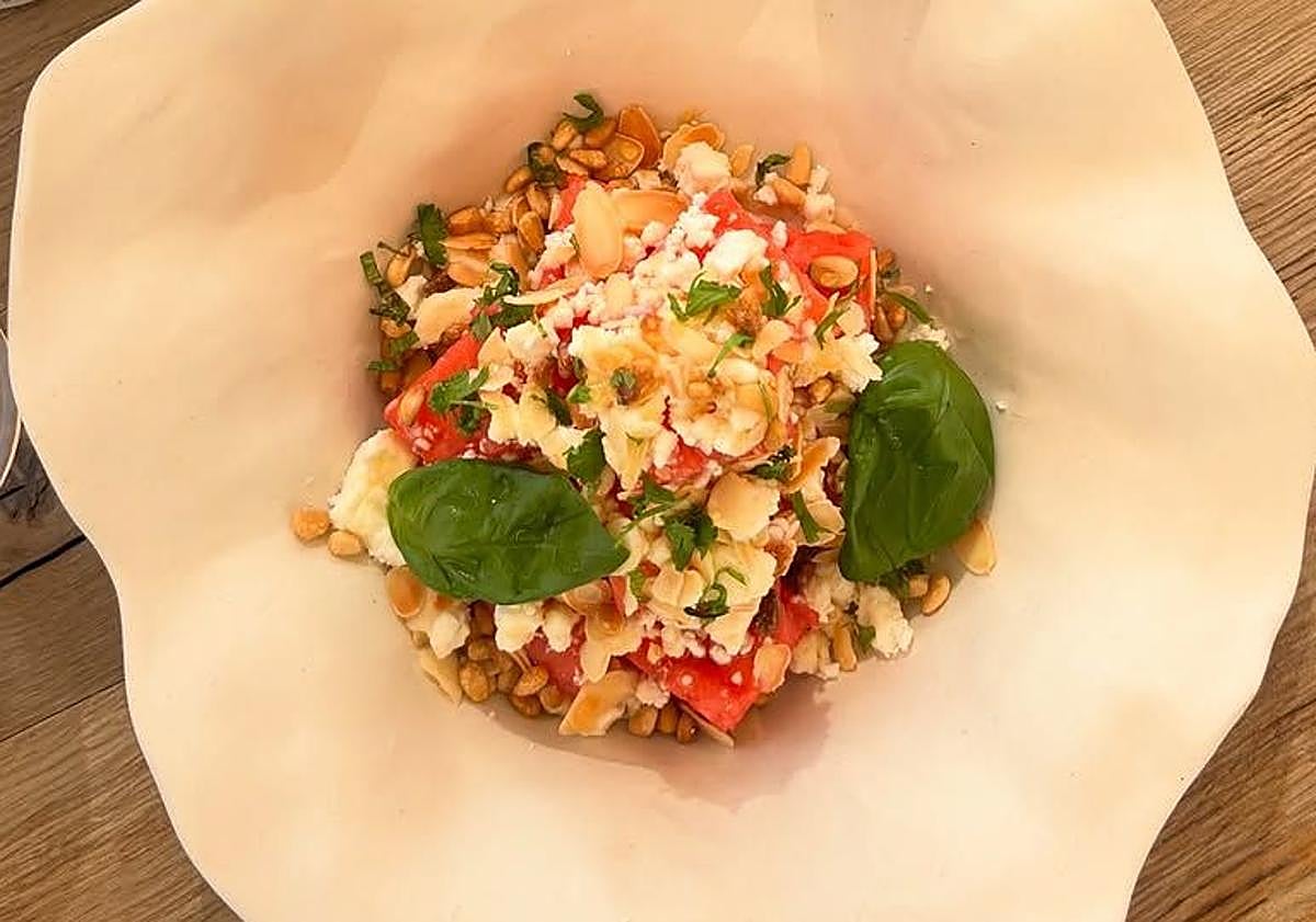 Imagen principal - Énsalada de sandía, surtido de entrantes y helado griego. 