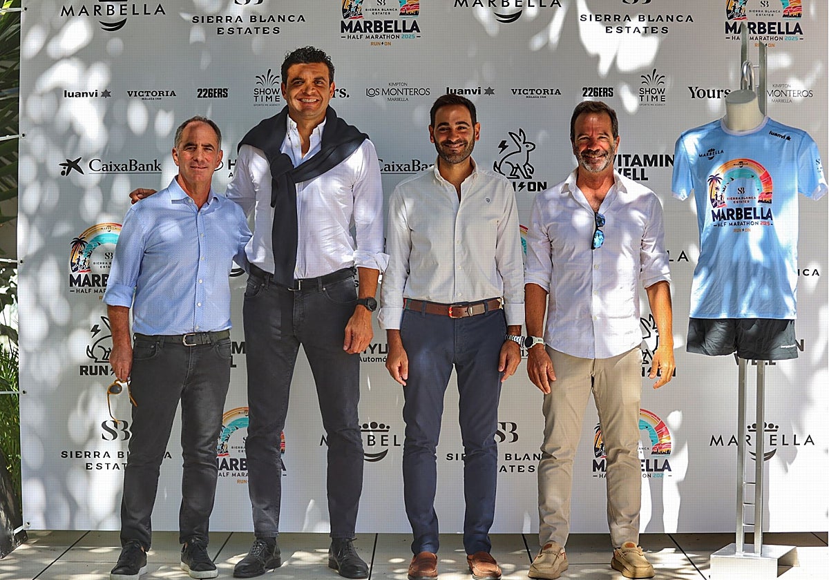 El CEO de Sierra Blanca Estates, Carlos Rodríguez, junto al concejal de Deportes, Lisandro Vieytes, y el director de la prueba, Álvaro Lucena, han presentado la carrera.
