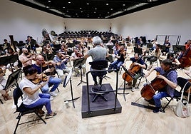 El director Pedro Halffter ensaya con la OFM en su nueva sala.