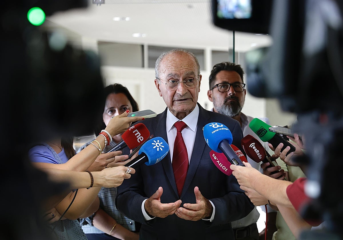 El alcalde de Málaga atiende a los medios.