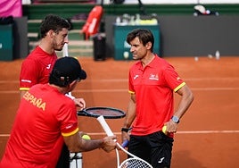 David Ferrer dialoga con Pablo Carreño (izquierda) en la toma de contacto con la pista Manolo Santana de Puente Romano.