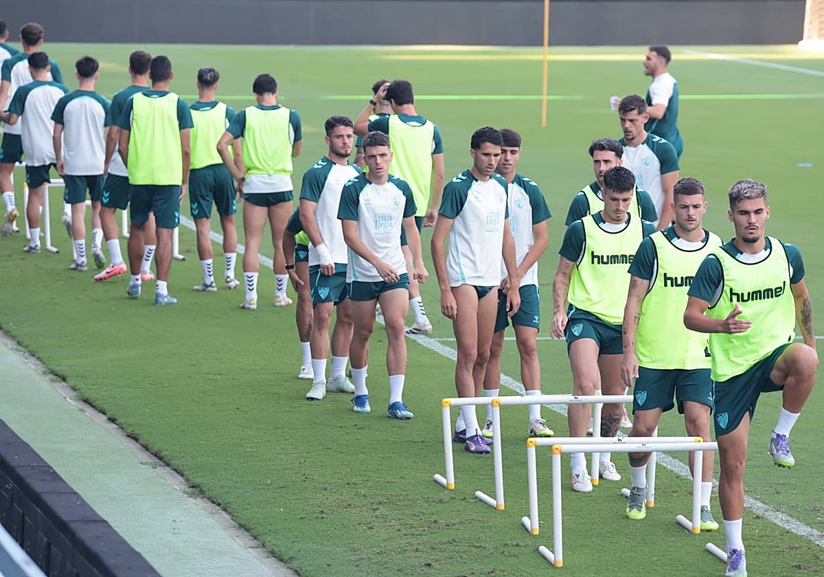 La plantilla malaguista, con Chupete al frente, en un entrenamiento reciente en La Rosaleda.