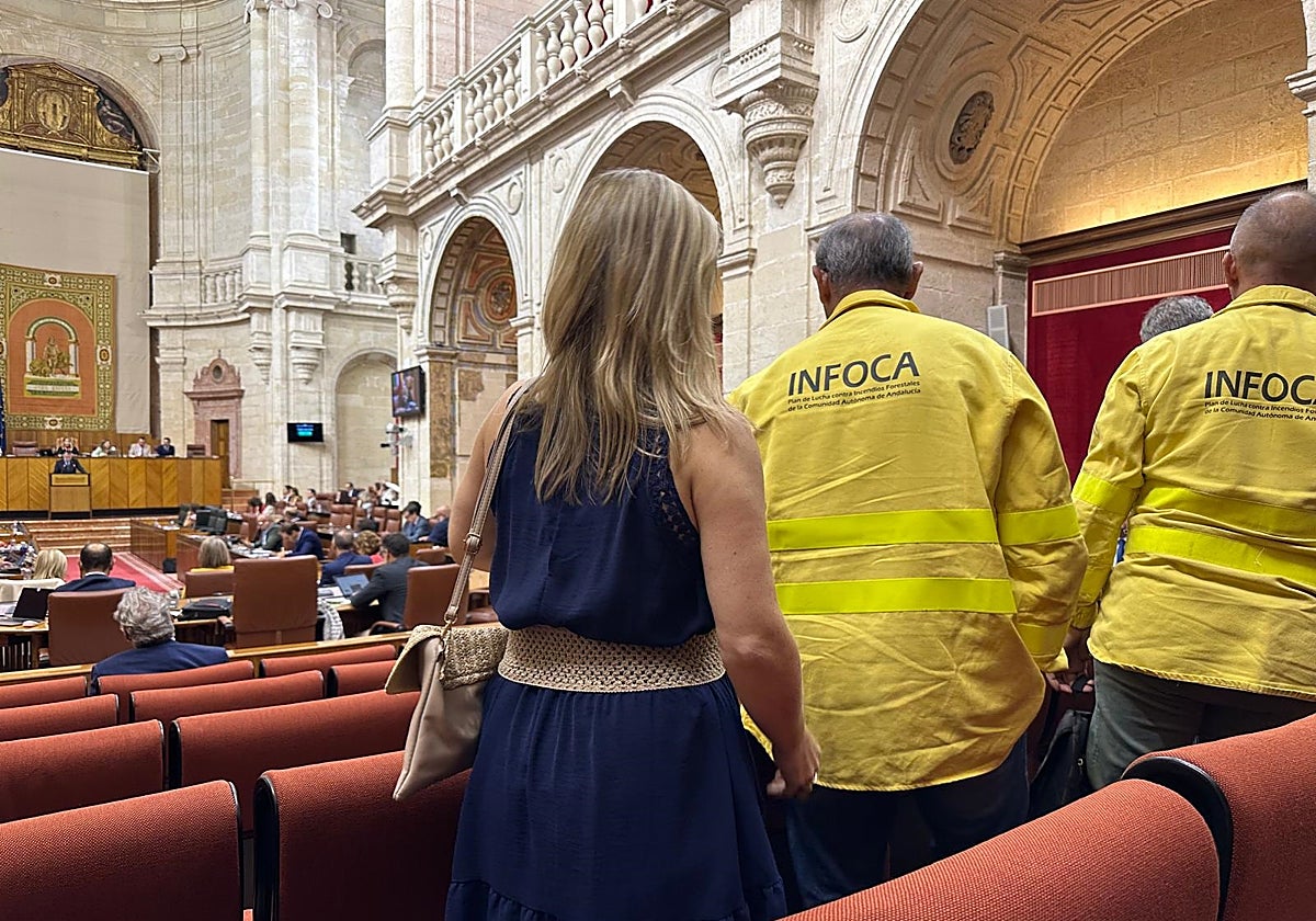 Trabajadores del Infoca se retiran del salón de plenos durante el momento de máxima bronca.