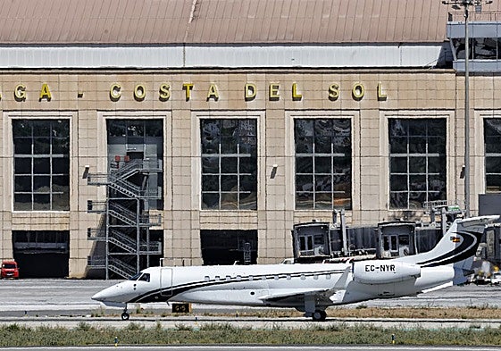 Jet ejecutivo frente a una de las terminales del aeropuerto de Málaga.
