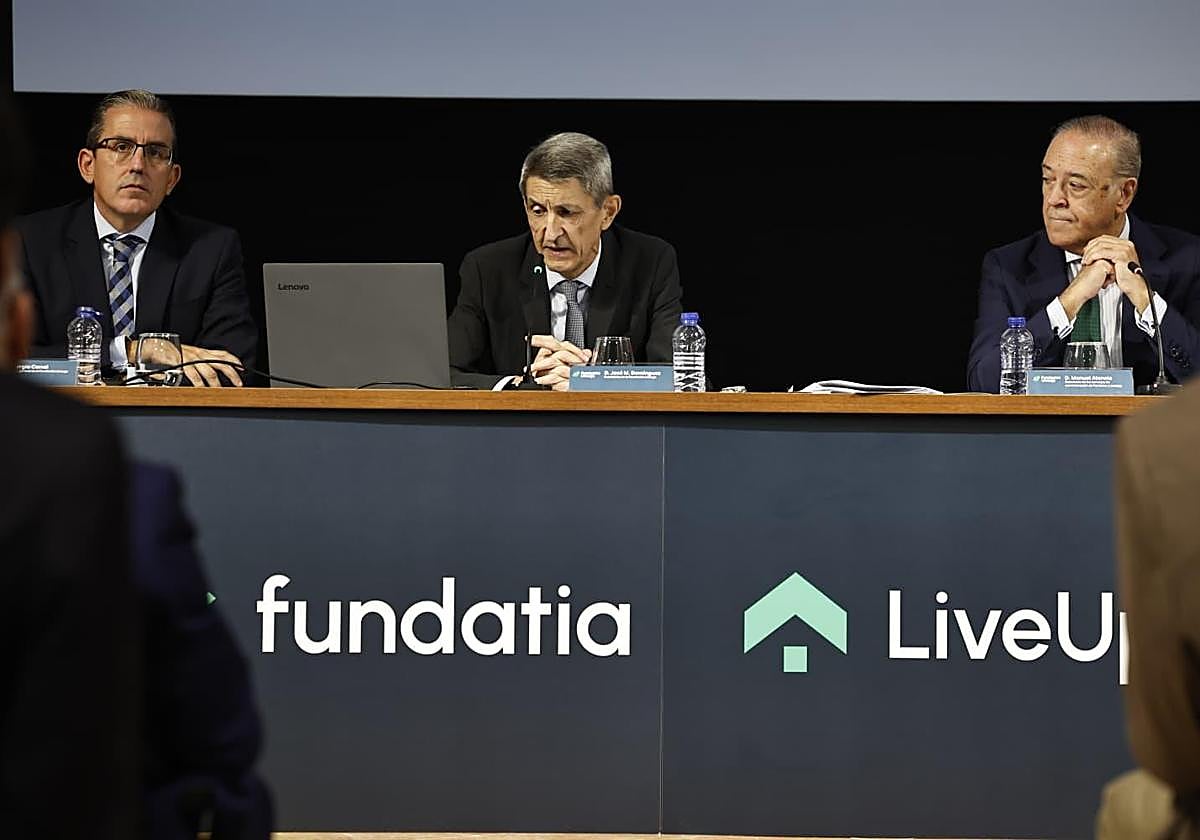 Sergio Corral, director general de la Fundación Unicaja; José Manuel Domínguez, presidente; y Manuel Atencia, secretario de los consejos de administración de Fundatia y LiveUpp.